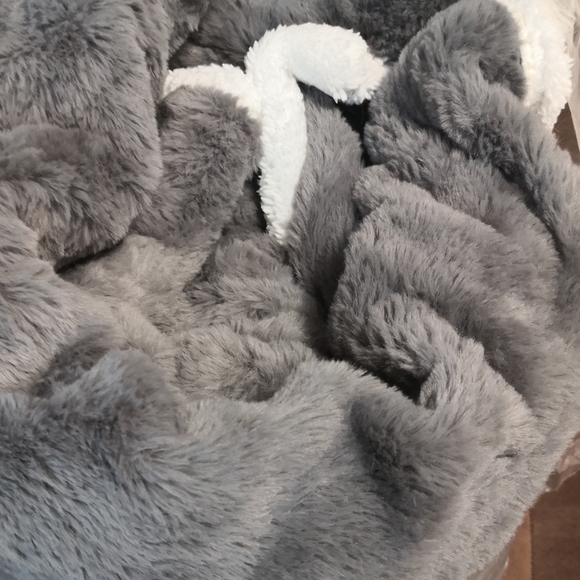 Faux Fur/ Sherpa Queen Size blankets / throws - Picture 7 of 7
